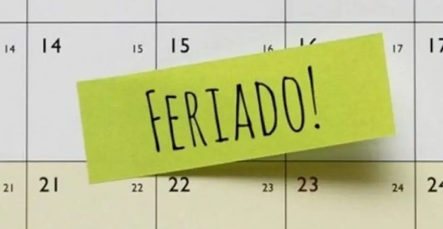Bright green sticky note on a calendar marking a holiday: 'FERIADO!'