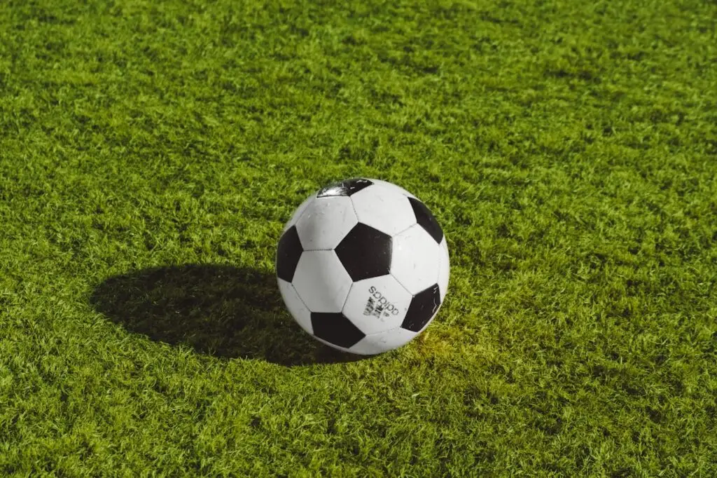 Bola de futebol na grama