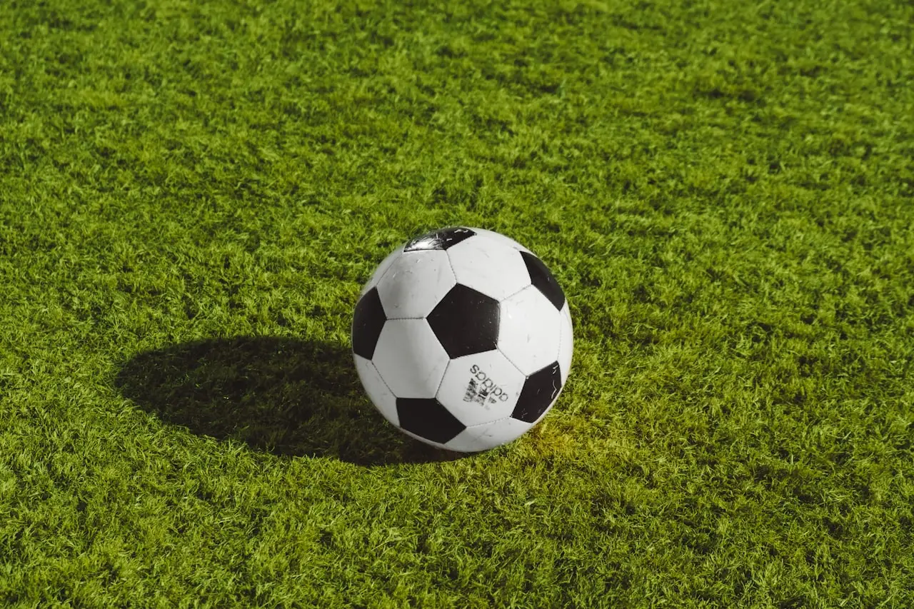 Bola de futebol na grama